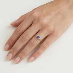 Anillo de zafiro azul en oro amarillo