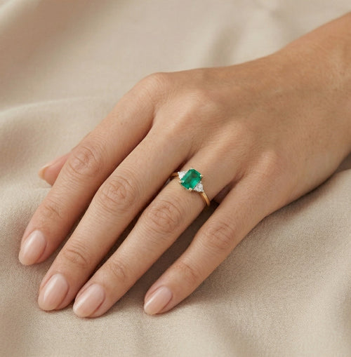 Elegantní prsten ze žlutého zlata s diamanty a smaragdem