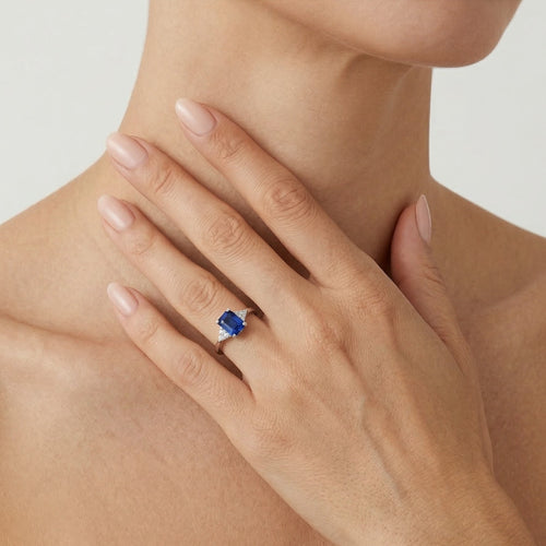 Stylish white gold ring with sapphire and diamonds