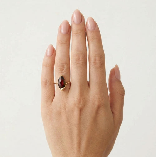 Zlatý prsten s granátem markýzového tvaru