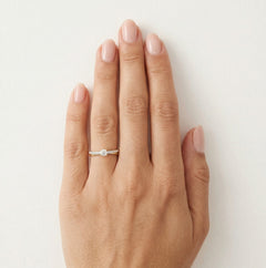 Bague chic avec diamant rond à taille escalier fine