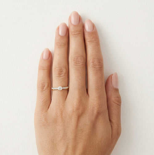 Elegantní diamantový prsten s kulatým jemným krokovým brusem