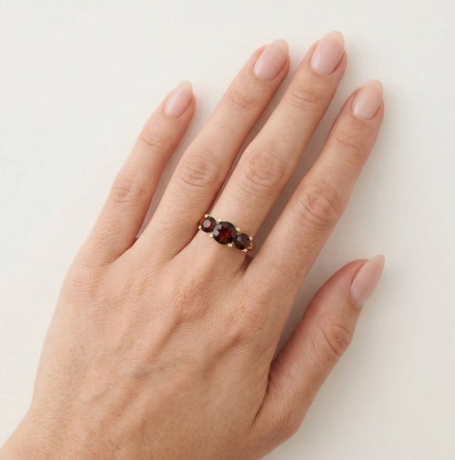 Glamouröser Damen-Granat-Goldring