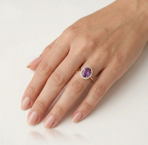 Anillo de oro con amatista de corte ovalado