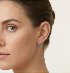 Boucles d’oreilles simples en or avec opale bleue