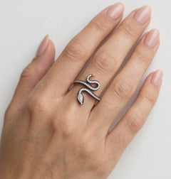 Bague serpent en diamants noirs et blancs