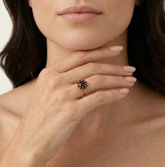 Blütenblätter der Eleganz 14 Karat Gold Granatring