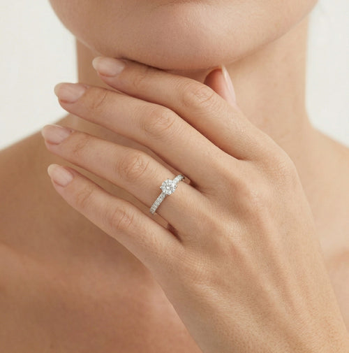 Třpytivý prsten s kulatým diamantem s jemným krokovým brusem