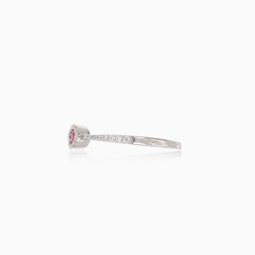 Fine bague en or blanc avec rubis et halo de diamants