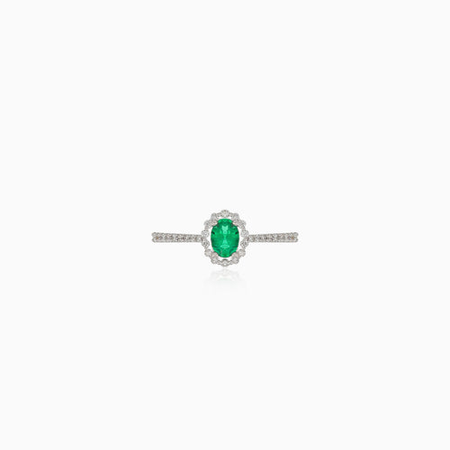 Royal white gold ring with emerald and diamonds