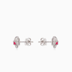 Boucles d’oreilles clous élégantes en or blanc avec diamants et rubis
