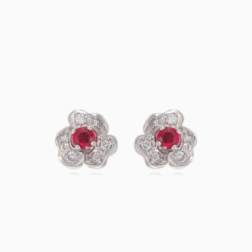 Boucles d’oreilles clous élégantes en or blanc avec diamants et rubis