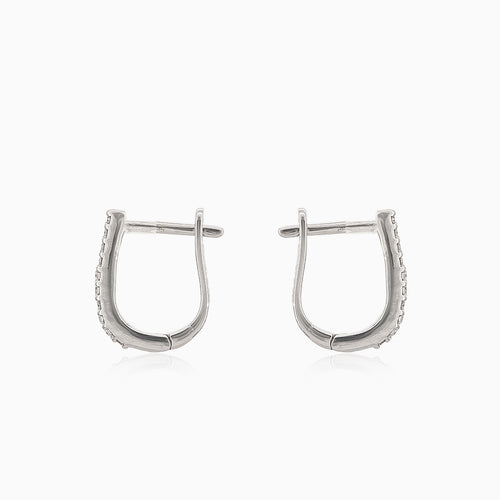 Pendientes lineales de oro blanco con diamantes