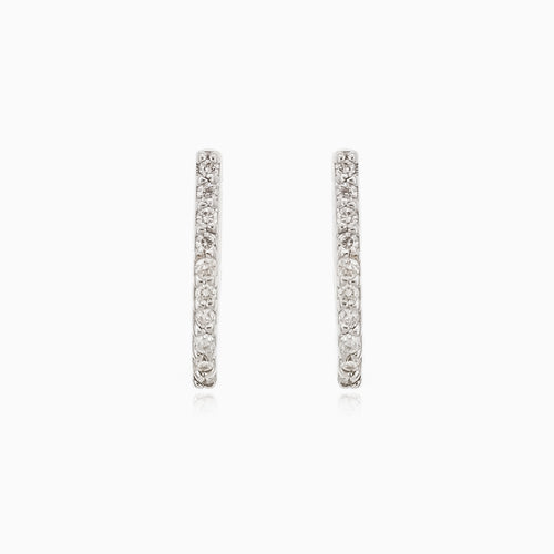 Pendientes lineales de oro blanco con diamantes