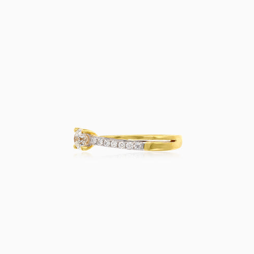 Bague chic avec diamant rond à taille escalier fine