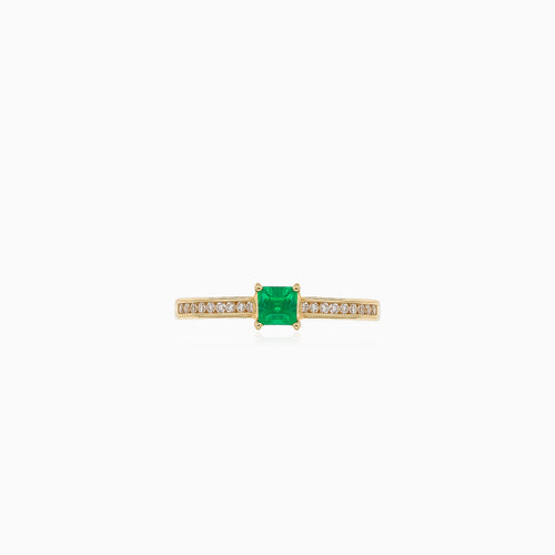 Sophisticated gold ring with emerald and diamonds