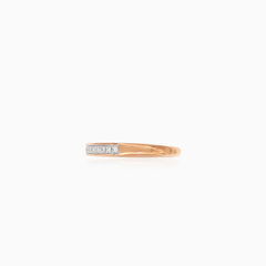 Bague romantique en or rose avec une ligne de diamants