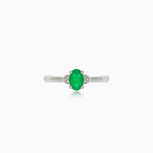 Fine white gold ring with emerald and diamonds