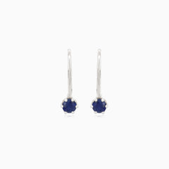 Boucles d’oreilles classiques en or blanc avec saphir