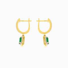 Pendants d’oreilles scintillants avec diamants ronds et émeraudes