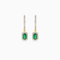 Pendants d’oreilles scintillants avec diamants ronds et émeraudes