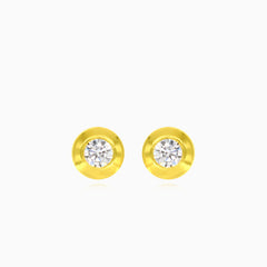 Boucles d'oreilles clous en or avec zirconium cubique rond serti en panier