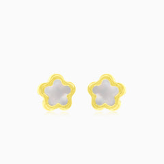 Boucles d’oreilles puces fleurs en nacre et or