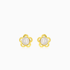 Gold earrings with an engraved flower outline and a white round pearl