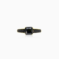 Anillo de oro amarillo con ónix negro elegante