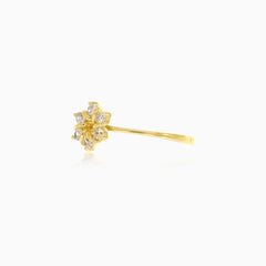 Anillo floral dorado con circonita cúbica en forma de flor