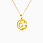 Přívěsek ve tvaru čtyřlístku zdobený perletí