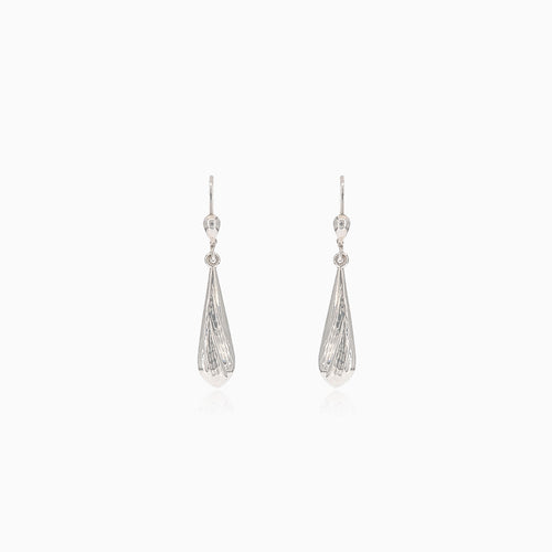 Boucles d'oreilles pendantes en or blanc sculptées