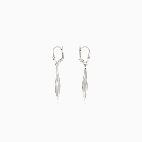 Boucles d'oreilles pendantes en or blanc avec finition mate