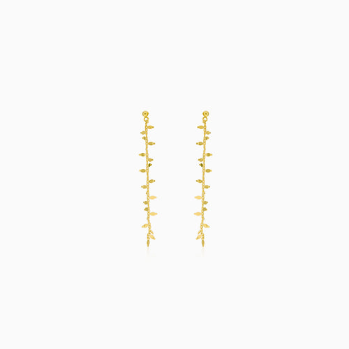 Boucles d'oreilles en or pendantes avec feuilles.
