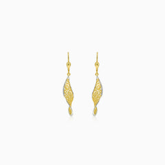 Aretes de alambre en espiral con detalles de oro