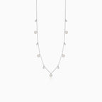 Collier en or blanc avec cercles pleins et petits zircons