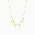 Collar de oro con letras LOVE