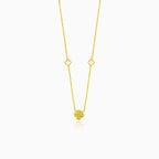 Elegant necklace with gold clover leaf