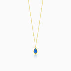 Jemný zlatý náhrdelník ve tvaru kapky se syntetickým safírem