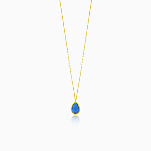 Jemný zlatý náhrdelník ve tvaru kapky se syntetickým safírem
