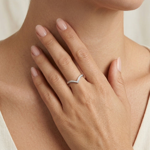 Bague en argent avec zircon cubique en forme de V