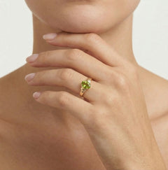 Anillo elegancia de barra con moldavita y destello sereno