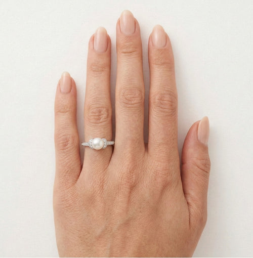 Prsten z bílého zlata s perlou a diamanty