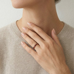 Stilvoller Granatring aus Gelbgold