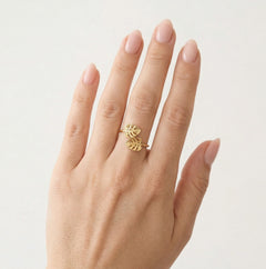 Bague chic en or jaune design feuille