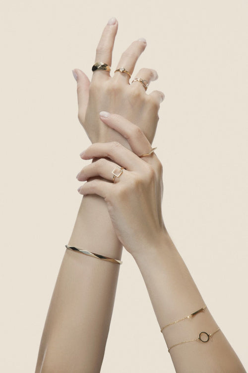 Zlatý prsten s čtvercovým rámem