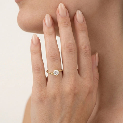Bague torsadée en or avec solitaire