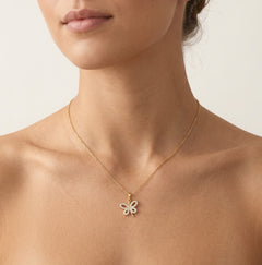 Lebendiger Goldschmetterling mit Zirkonia