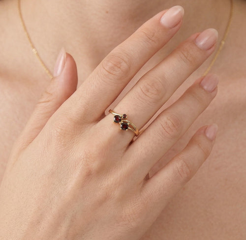 Runder Granat-Ring mit feinem Stufenschliff