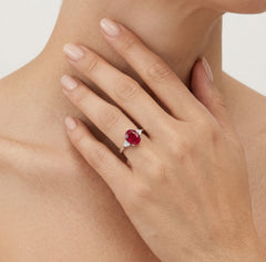 Bague gracieuse en or blanc avec rubis et diamants.